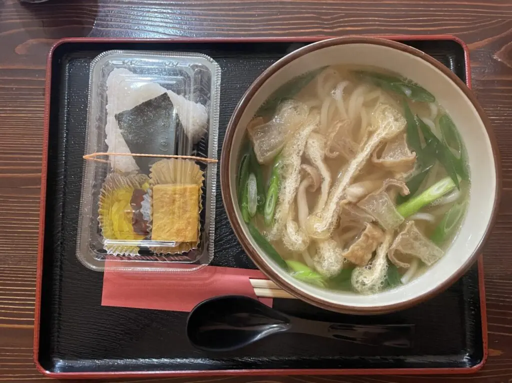かすうどんとおにぎり