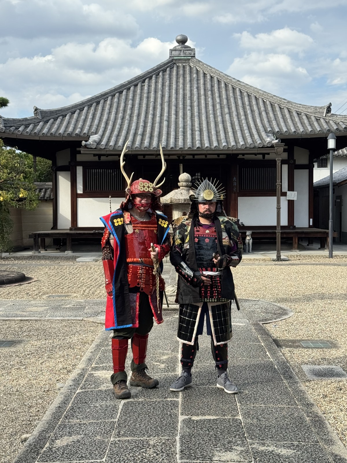 甲冑を着た2人と道明寺のお堂